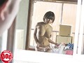 向かいの部屋の窓から覗く巨乳美女の着替え姿に見とれていると…