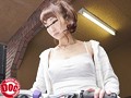 偶然見かけた巨乳女の余りにハリのある胸に見とれていたら、服がはち切れそうな程で乳首が丸わかり！？見られる事に興奮した彼女の乳首は更にビンビンに立って…