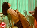 周りに誰もいないと油断し、不自然な感じで思わず脚がピ～ンと伸びている女の子に近寄ってみると…