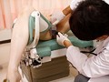 産婦人科痴漢！！念願の第1子誕生っ！出産未経験の幼な妻にドスケベ産婦人科医のおじさんが、未経験と無知識なのをいいことに、カーテンで仕切られた反応のいい下半身を看護師にもバレないように治療と称して中出しまでっ！！