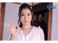 美白五十路母の卑猥に覗く黒乳首 息子が母に迫る瞬間！！