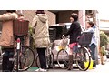 ベビーシート付自転車に乗った奥様は欲求不満？ちょっと優しい言葉をかけたら瞬く間に奥様にまたがられてしまった俺