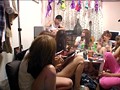 スケベな下心で家出ギャルを1人泊めたら翌日からすごい勢いでギャル友達が泊まりに来て四畳半の僕の家はギャルだらけ！