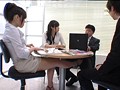 無能な僕が左遷され飛ばされた先は、女性ばかりの下着メーカー。そんなとんでもない環境に放りこまれた僕は、肉食系の女性上司達にセクハラ＆パワハラされる毎日です。今日も会議中に僕はダメっぷりを怒られながら、机の下では足コキ＆手コキされました。