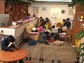 猫カフェでみつけたガードの甘いパンチラ娘は店内で触られても断れない