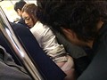 満員電車でデカ尻が丸出しになり直せない美女に「スカート下げてもらえませんか…」と言われたら