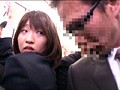 満員電車でデカ尻が丸出しになり直せない美女に「スカート下げてもらえませんか…」と言われたら 2