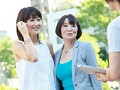 仲良し母娘ナンパ 友達みたいな雰囲気の親子にHなアンケートをお願いして禁断ギリギリの恥体験をさせる！娘狙いバージョン 4時間SP