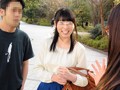 彼氏の前でマジックミラー寝取り！街行くカップルに「ウェディングドレスを試着してみませんか？」と声をかけ、ドレスに着替えた彼女の手足を拘束＆固定バイブ！マジックミラーの向こう側で全く気付かない彼氏に助けを求めているうちに固定バイブの止まない刺激に…