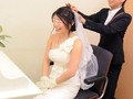 彼氏の前でマジックミラー寝取り！街行くカップルに「ウェディングドレスを試着してみませんか？」と声をかけ、ドレスに着替えた彼女の手足を拘束＆固定バイブ！マジックミラーの向こう側で全く気付かない彼氏に助けを求めているうちに固定バイブの止まない刺激に…