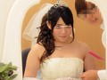 彼氏の前でマジックミラー寝取り！街行くカップルに「ウェディングドレスを試着してみませんか？」と声をかけ、ドレスに着替えた彼女の手足を拘束＆固定バイブ！マジックミラーの向こう側で全く気付かない彼氏に助けを求めているうちに固定バイブの止まない刺激に…