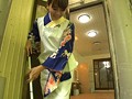 温泉宿の美人女将の働きっぷりを隠し撮り 口説いたらヤレるか