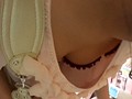 綺麗なお姉さんが前かがみになった瞬間を狙い胸の谷間がバッチリ見えた盗撮映像