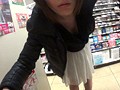 綺麗なお姉さんが前かがみになった瞬間を狙い胸の谷間がバッチリ見えた盗撮映像