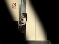 リモコン操作できるように改造したエレベーターで女子校生を挟み抜け出せなくさせ、固定バイブで放置してアクメ痴漢レ●プ