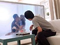 一般男女モニタリングAV マジックミラーの向こうには大好きな彼女！他の男に寝取られる姿を彼氏が最後まで見ることができたら100万円！巨乳の彼女は‘30cm横で彼氏に見られている’とは知らずに彼氏とは比べ物にならない巨根にオマ○コ本気濡れ！
