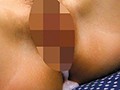 「えっ！？今、目が合ったよね！？」お姉ちゃんの見せつけフェラで大興奮！！超エリートで真面目だから男には無縁だと思っていたお姉ちゃんがある日、彼氏を家に連れてきた！！姉の部屋のドアが開いていたので、こっそり覗いてみたら、マジっ！？姉が彼氏にフェラしてる！…