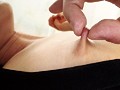 貧乳にサスペンダーをつけている女子は小さな胸ゆえに感度が凝縮されていて、「乳首が擦れて気持ちいい…」と密かに思っている！街で見つけた超プレミア級貧乳女子2人で徹底実証！！