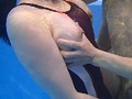 地元プールの水泳教室の参加者は僕1人だけ…。競泳水着のハミ乳ハミ尻のインストラクターのマンツーマン指導で大興奮！水着ズラしてヌルッとチ○コ挿入したら膝ガクしまくりながらイキ乱れた！