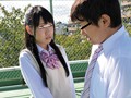 学校の屋上でパンチラしまくっているクラスメイト！超美人で頭も良いがなぜか誰とも群れないクラスで浮いた存在。ボクは根暗で地味だから小中高とずっとぼっちだけど、すごく美人で人気もあるのになぜ？ 今日も彼女は屋上でひとり。