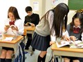 学校の屋上でパンチラしまくっているクラスメイト！超美人で頭も良いがなぜか誰とも群れないクラスで浮いた存在。ボクは根暗で地味だから小中高とずっとぼっちだけど、すごく美人で人気もあるのになぜ？ 今日も彼女は屋上でひとり。