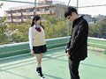 学校の屋上でパンチラしまくっているクラスメイト！超美人で頭も良いがなぜか誰とも群れないクラスで浮いた存在。ボクは根暗で地味だから小中高とずっとぼっちだけど、すごく美人で人気もあるのになぜ？ 今日も彼女は屋上でひとり。