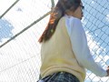 学校の屋上でパンチラしまくっているクラスメイト！超美人で頭も良いがなぜか誰とも群れないクラスで浮いた存在。ボクは根暗で地味だから小中高とずっとぼっちだけど、すごく美人で人気もあるのになぜ？ 今日も彼女は屋上でひとり。