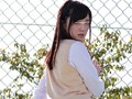 学校の屋上でパンチラしまくっているクラスメイト！超美人で頭も良いがなぜか誰とも群れないクラスで浮いた存在。ボクは根暗で地味だから小中高とずっとぼっちだけど、すごく美人で人気もあるのになぜ？ 今日も彼女は屋上でひとり。