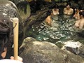お湯に浮くほどデッカイおっぱいをのぞいていたら…！？無職のボクは親戚が経営する温泉宿の手伝いに。どうせ暇だろう…と気を抜いていると、まさかの若妻の団体がやって来た！忙しい生活から解放されたのか、温泉に入るなりおっぱいを見せ合い大はしゃぎ！