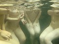 お湯に浮くほどデッカイおっぱいをのぞいていたら…！？無職のボクは親戚が経営する温泉宿の手伝いに。どうせ暇だろう…と気を抜いていると、まさかの若妻の団体がやって来た！忙しい生活から解放されたのか、温泉に入るなりおっぱいを見せ合い大はしゃぎ！