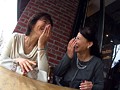 イケメンが熟女を部屋に連れ込んでSEXに持ち込む様子を盗撮したDVD。56～強引にそのまま中出ししちゃいました～ イケメンの友達が連れてきたママさんバレーで鍛え抜かれたスレンダーコンビ！みんなで盛り上がってほろ酔い気分で大乱交！スペシャル！！