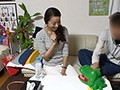 イケメンが熟女を部屋に連れ込んでSEXに持ち込む様子を盗撮した動画。 DMM限定！先行配信スペシャル！！20