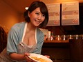 シロウト妻の職場にアポなし訪問！！ 都内人気パスタ屋で働く隠れデカ尻Fカップの看板奥様（仮）あいかさんAVデビュー！！