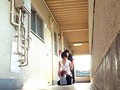 隣に住む人妻がコンドームを落として僕を誘惑！