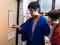 夫婦旅行で訪れた旅館の宴会場で下品な団体客に妻がおしゃくをさせられました… 保坂えり