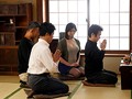中年男が群がる未亡人 吉岡奈々子