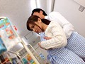 彼氏と一緒にコンビニでバイトしている女子大生 新山沙弥
